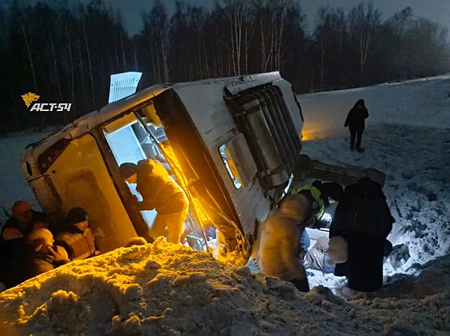 На трассе под Новосибирском перевернулся пассажирский автобус