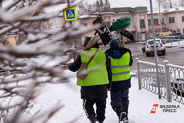 На Ямале волонтеры вызволили из снежного плена пенсионера