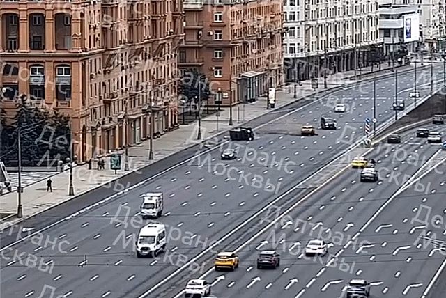 Авария с перевернувшимся «Гелендвагеном» в Москве попала на видео