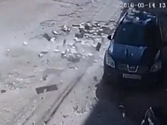 Часть стены обрушилась на машину с людьми
