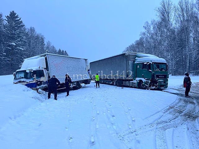 Проезд на кемеровской трассе восстановили после аварии с фурами