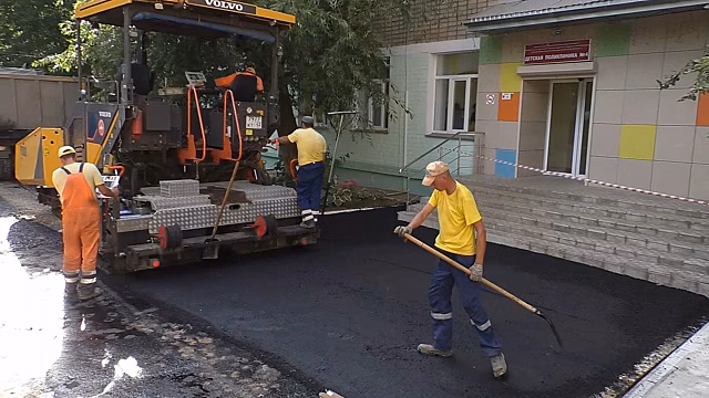 В Кирове продолжается благоустройство территорий возле спортшкол и поликлиник