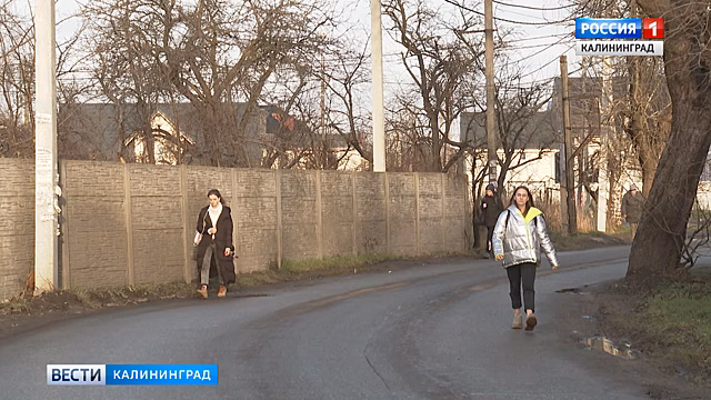 Жители Калининграда требуют убрать забор на улице Столярной