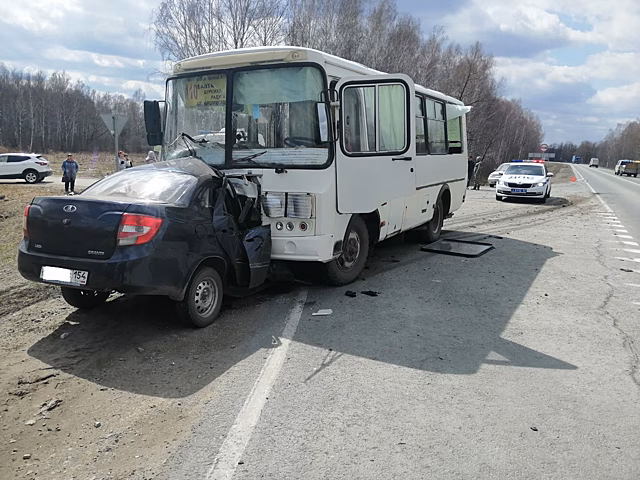 Легковушка разбилась в ДТП с автобусом под Новосибирском: есть жертвы