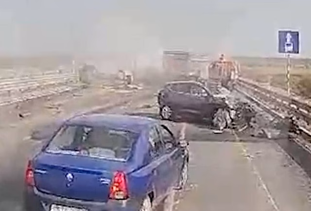 Под Москвой на трассе столкнулись четыре грузовика и семь легковых авто