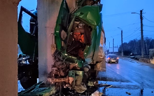 Полиция показала фото ДТП с фурой и опорой моста на Московском шоссе в Рязани