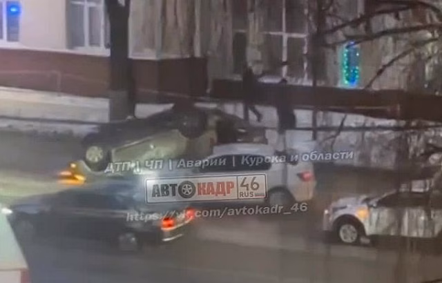 В центре Курска на улице Ленина перевернулась машина