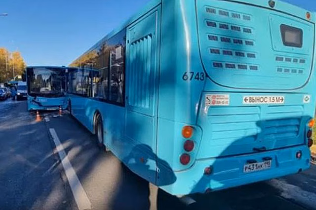В Петербурге из-за столкновения двух лазурных автобусов пострадали шесть человек