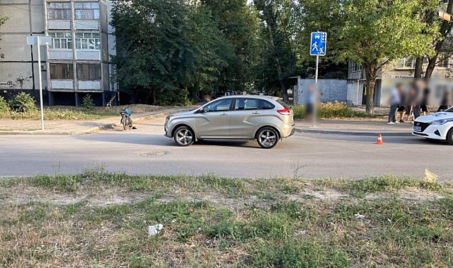 В Волгограде два подростка на мопеде врезались в «Ладу»