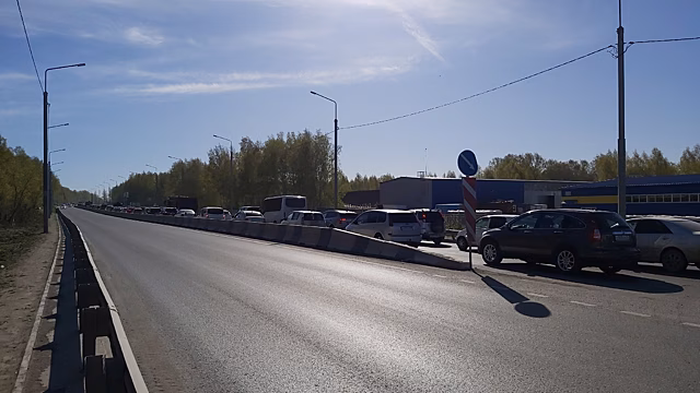Новосибирцы массово едут на кладбище в Радоницу парализовав Гусинобродское шоссе