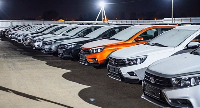 Продажи новых автомобилей в России растут, спрос на «Ладу» бьёт рекорды