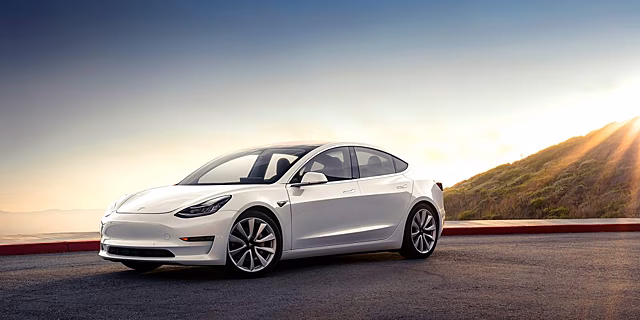 Хакеры взломавшие электромобиль Tesla и обнаружили скрытый режим Маска