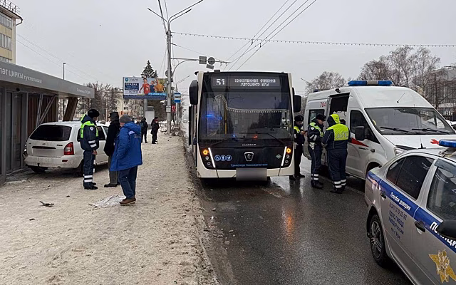 Машина въехала в остановку и сбила ребенка: подробности аварии
