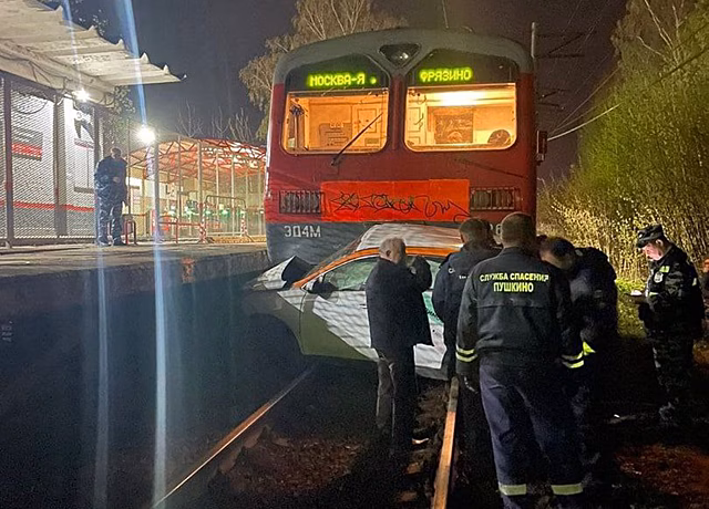 Электричка врезалась в автомобиль на переезде в Подмосковье