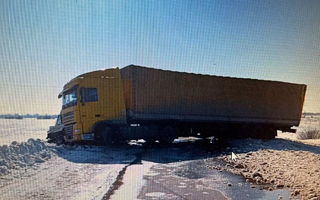 В Спасском районе лоб в лоб столкнулись фура и газель