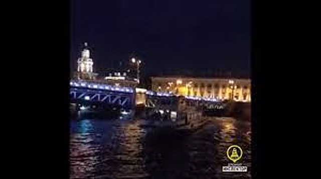 Пароход врезался в опору Дворцового моста в Петербурге
