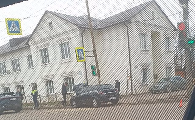 На улице Станционной в Курске столкнулись две легковушки
