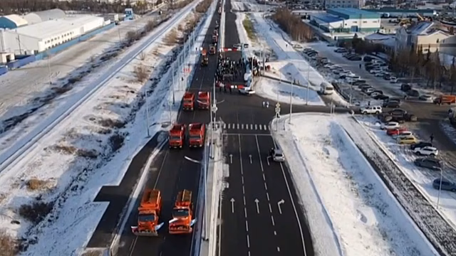 В Новом Уренгое открыли движение по Магистральной парадом спецтехники. ВИДЕО