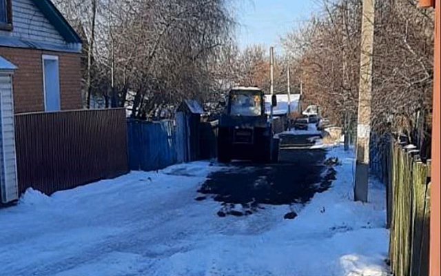 На улице Мирной в Рязани укладывают асфальт прямо на лёд