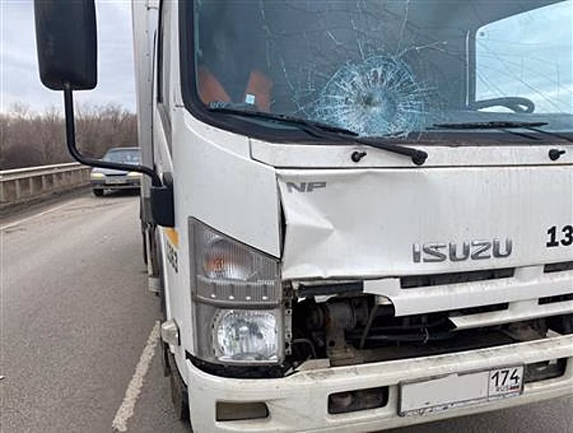 В Самаре под колесами грузовика пострадал пешеход