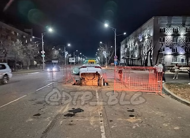 Опубликовано видео с места ДТП, где автомобиль провалился в яму на улице Калинина в Благовещенске
