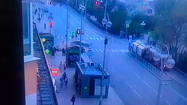 Камера видеонаблюдения сняла, как иномарка влетела в толпу пешеходов в Екатеринбурге