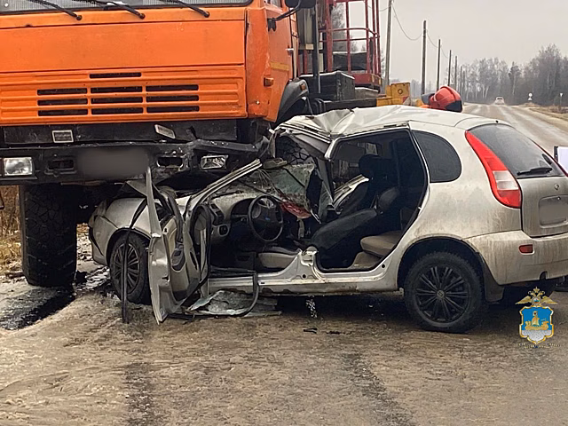 Водитель ВАЗ погибла во время аварии с КАМАЗом в Костромской области