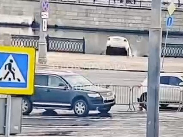Момент падения машины в реку на Лужнецкой набережной попал на видео