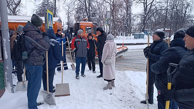 Чиновники взяли лопаты, чтобы бороться со снегом в Нижнем Новгороде
