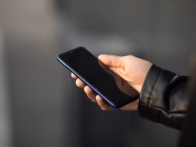Эксперт Кусков: купленный на сером рынке смартфон может не работать в РФ