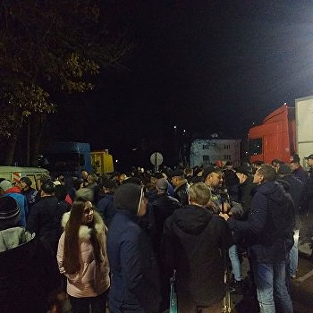 «Умрет так умрет»: митингующие под Ивано-Франковском заблокировали скорую с чиновником