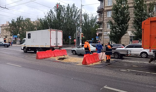 Дорожники повторно восстанавливают асфальт на улице Комсомольской в Волгограде