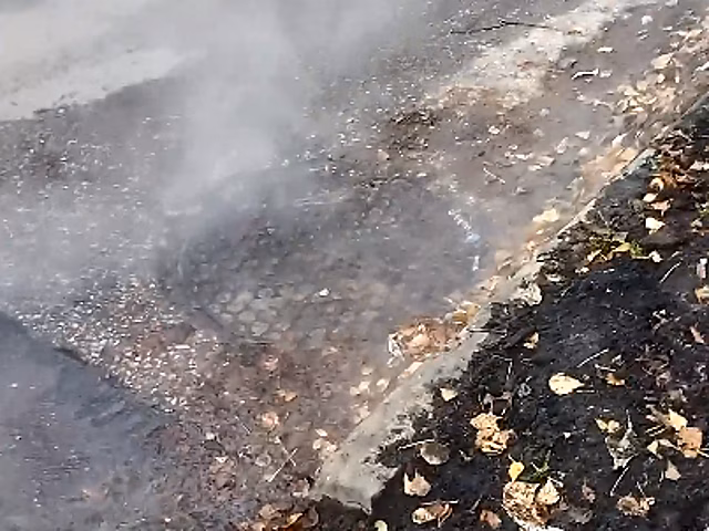 Горячая вода полилась из канализационных люков в Советском районе