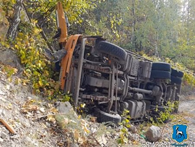 В Жигулевске пострадал водитель грузовика, опрокинувшегося на обочину