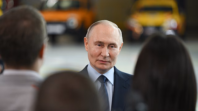 Путин: спрос на автомобили в России снижен, надо поддержать отечественный автопром