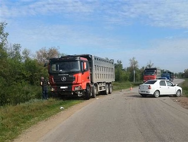 В Безенчукском районе легковушка столкнулась с грузовиком на встречке