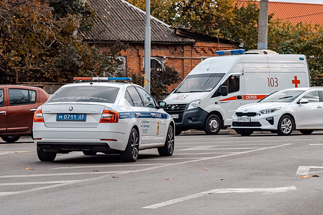 В центре Краснодара в массовом ДТП пострадали три человека