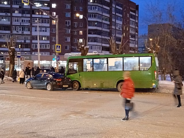 В Екатеринбурге легковушка протаранила автобус № 82 на улице Сулимова