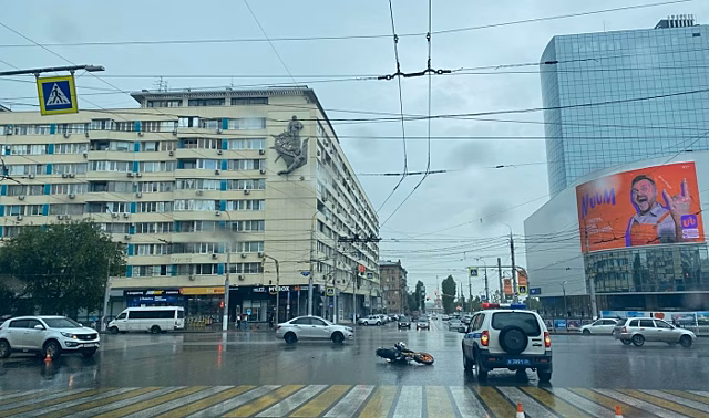 В Волгограде на видео сняли момент ДТП с участием байкера без прав