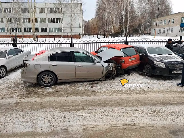 В Новосибирске на Зорге образовался "паровозик" из разбитых автомобилей