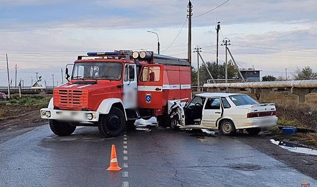 В Волгоградской области столкнулись пожарная машина и ВАЗ