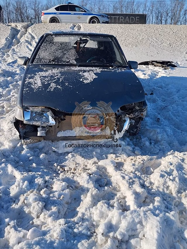 Водитель «Лады» вылетел в кювет на саратовской трассе