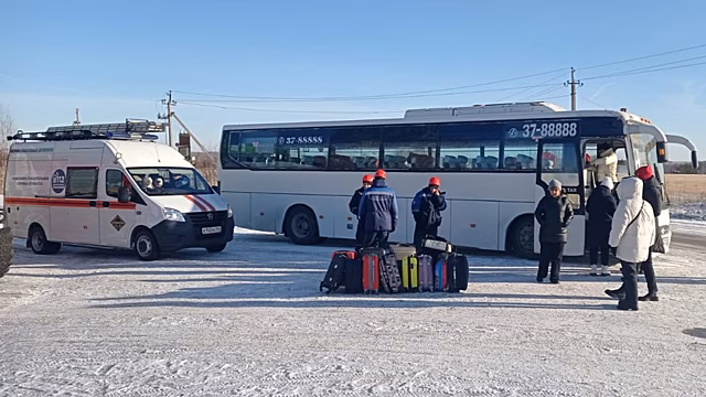 Около 30 детей мерзли на кемеровской трассе из-за поломки автобуса