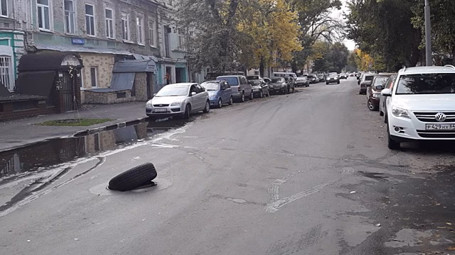 Открытый в центре Саратова люк закрыли покрышкой