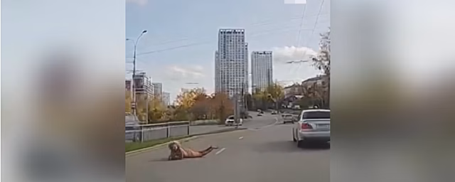 В Екатеринбурге на дорогу выкатилась голая женщина и перепугала автомобилистов