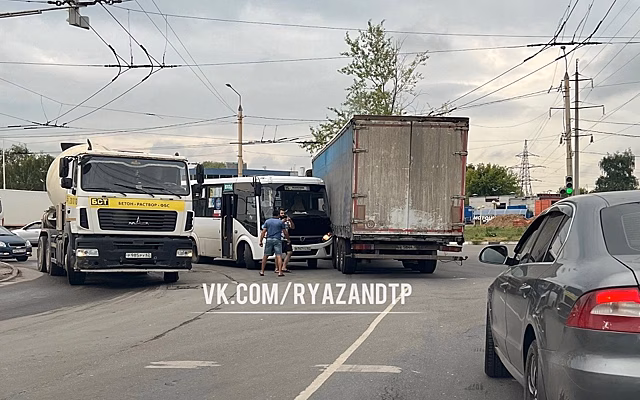 В Рязани маршрутка и фура попали в ДТП на светофоре в Канищеве
