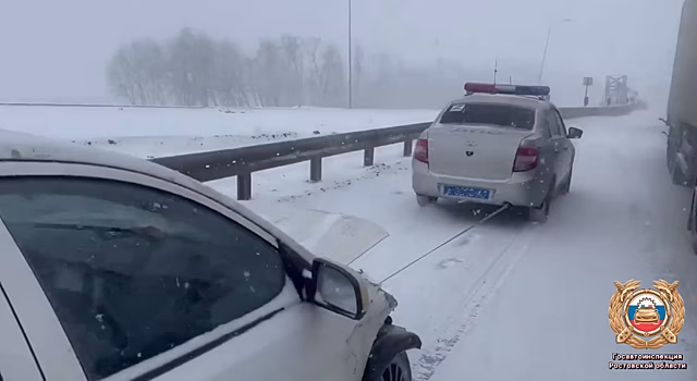 Полицейские отбуксировали автомобиль без кузова, стоящий на проезжей части трассы М-4 &laquo;Дон&raquo;