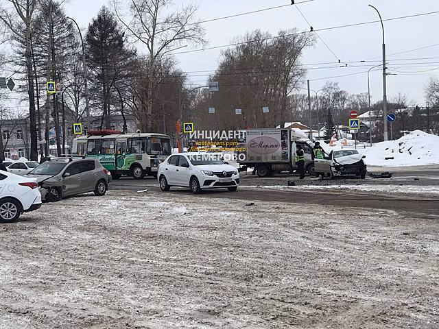 Серьезное ДТП с такси привело к пробке в Кемерове