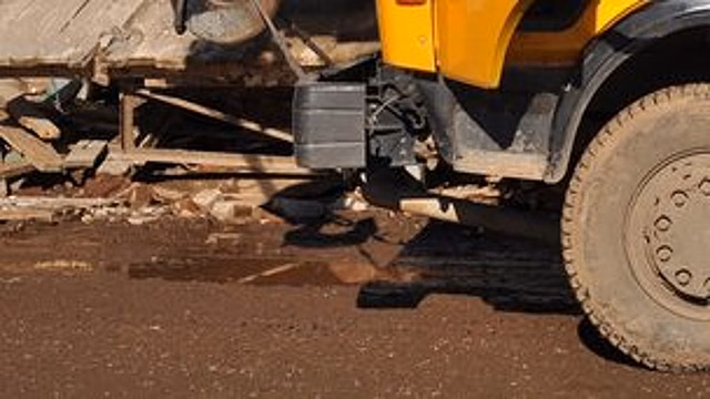          Приставы продают три десятка арестованных грузовиков       