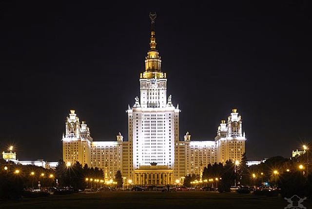 Максимальную скорость транспорта возле главного здания МГУ ограничили до 20 км/ч